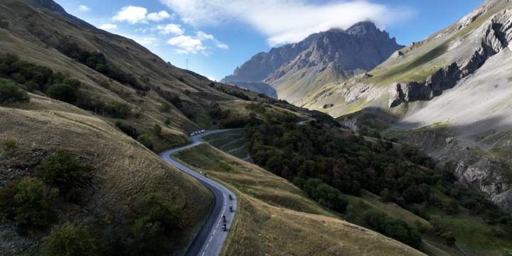 Die 4 höchsten asphaltierten Alpenpässe sind …