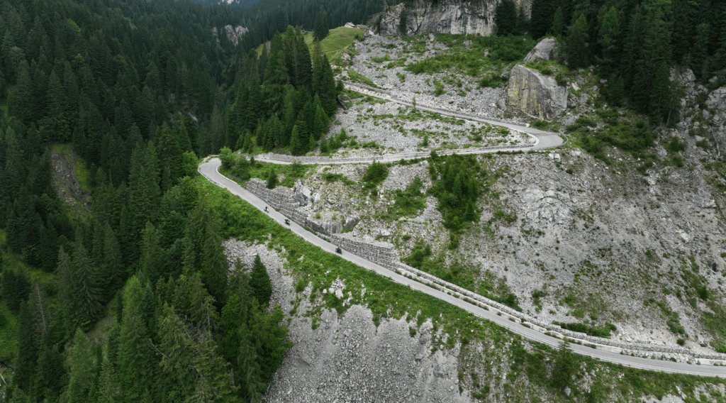 Die Ostauffahrt zum Passo del Cason di Lanza. Aufgrund der Witterung kommt es hier immer wieder zu Schäden am Asphalt sowie zu Steinschlägen