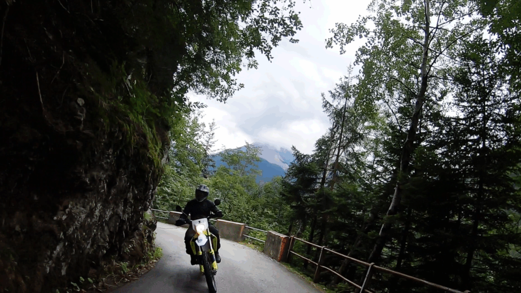 Die Westauffahrt des Passo del Cason di Lanza. Dieser Abschnitt ist schmal und stark gewunden, jedoch nur gering befahren